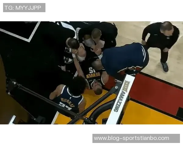 约基奇半场表现稳健但首节意外倒地引发球迷担忧 约基奇半场表现稳健但首节意外倒地引发球迷担忧